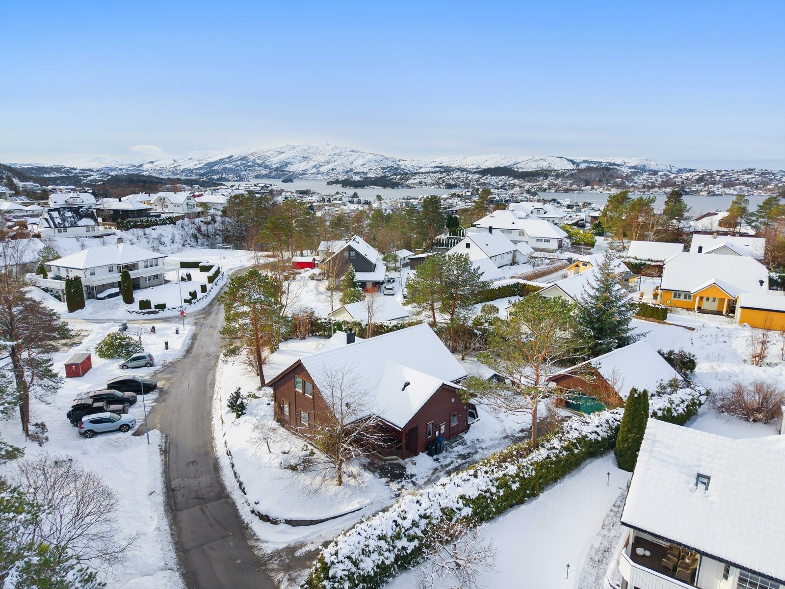 Frukttrær, bærbusker og trær på tomten som er 1 084 kvm Galleribilde