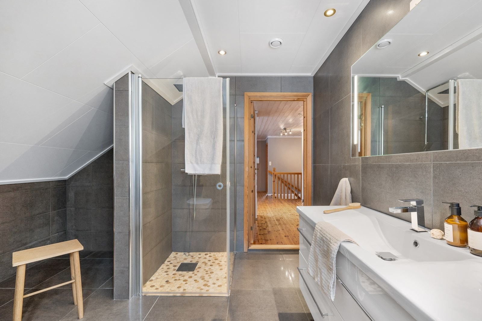 Boligen har 2 bad og separat vaskerom Galleribilde