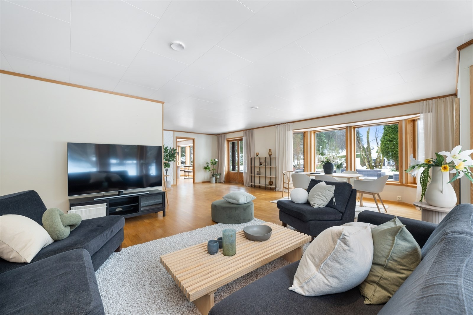 Utgang fra stue til terrasse og hage Galleribilde