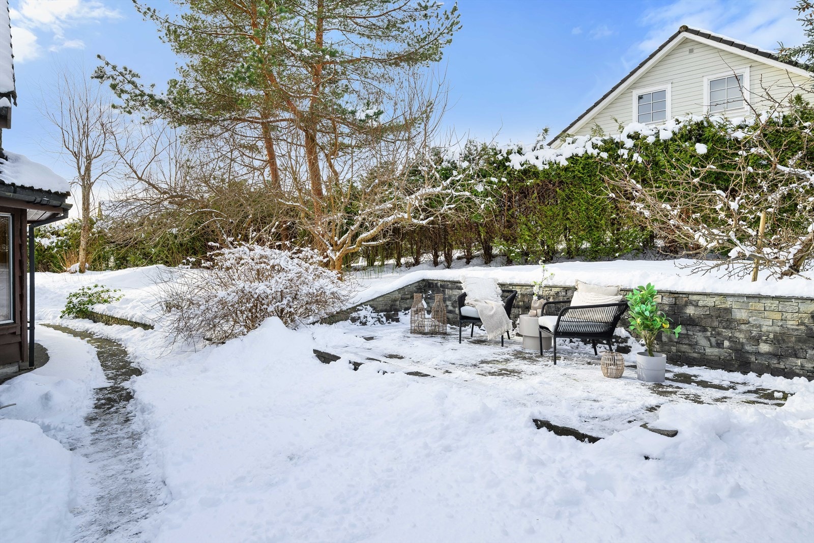 Flere uteplasser på tomten Galleribilde