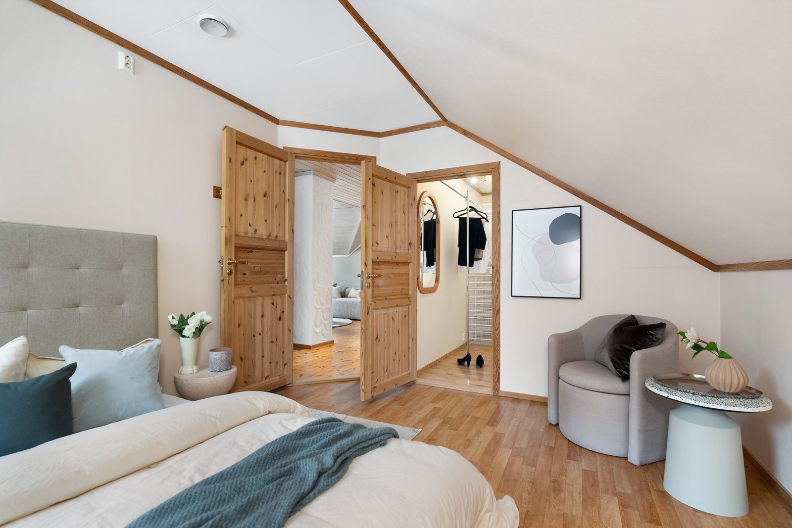 Hovedsoverom med dør inn til Walk-in Closet Galleribilde