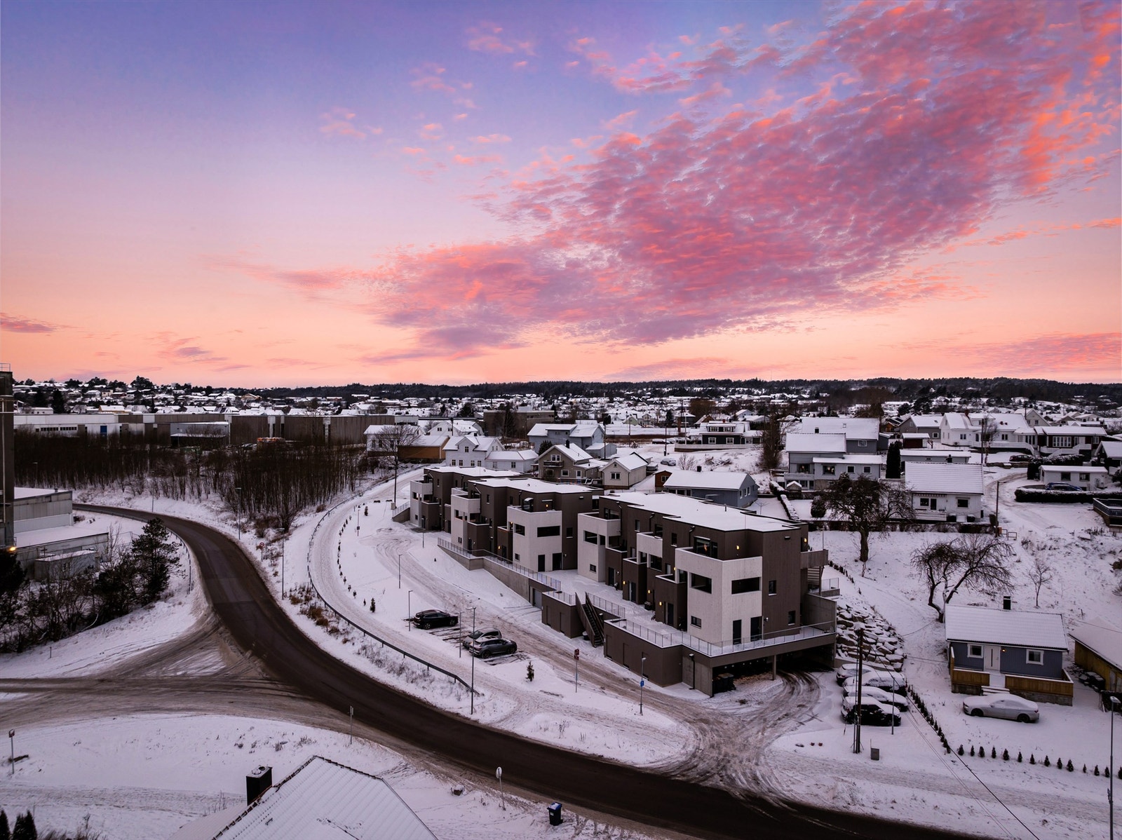 Garasjeanlegget har meget enkel inn- og utkjøring. Det er også gode parkeringsmuligheter for besøkende. Galleribilde