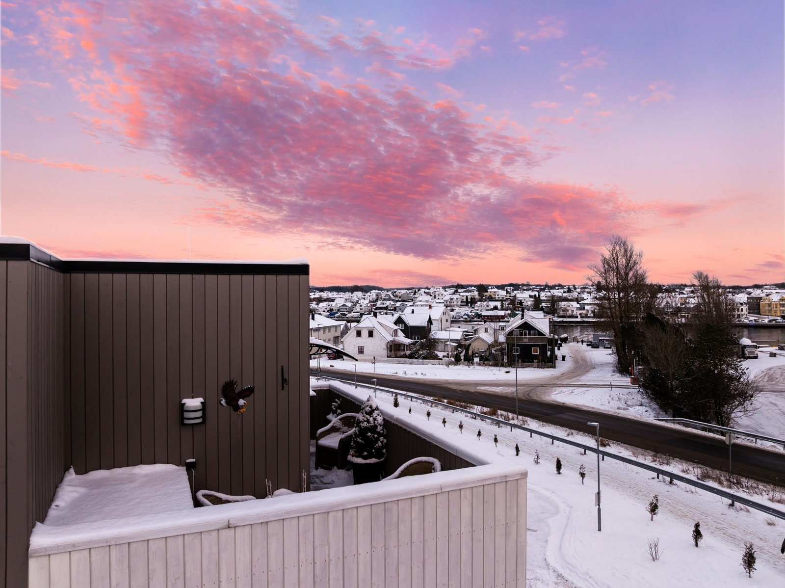Solforholdene er meget gode; sommerstid er det sol på balkongen store deler av dagen. Galleribilde