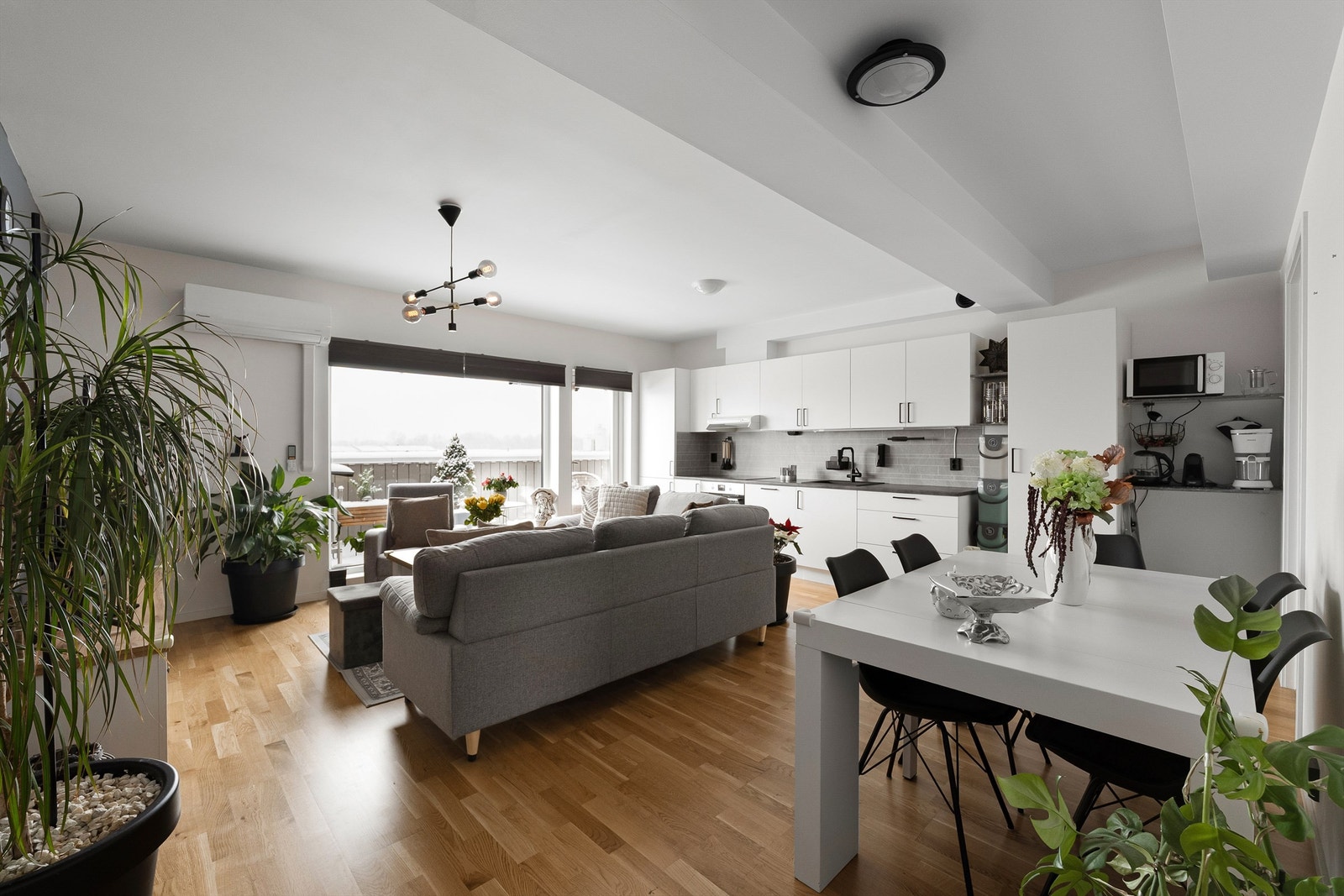 Romløsningen er meget effektiv; stuen og kjøkkenet sømløst forbundet i en sosial sone på ca. 33 kvm. Galleribilde