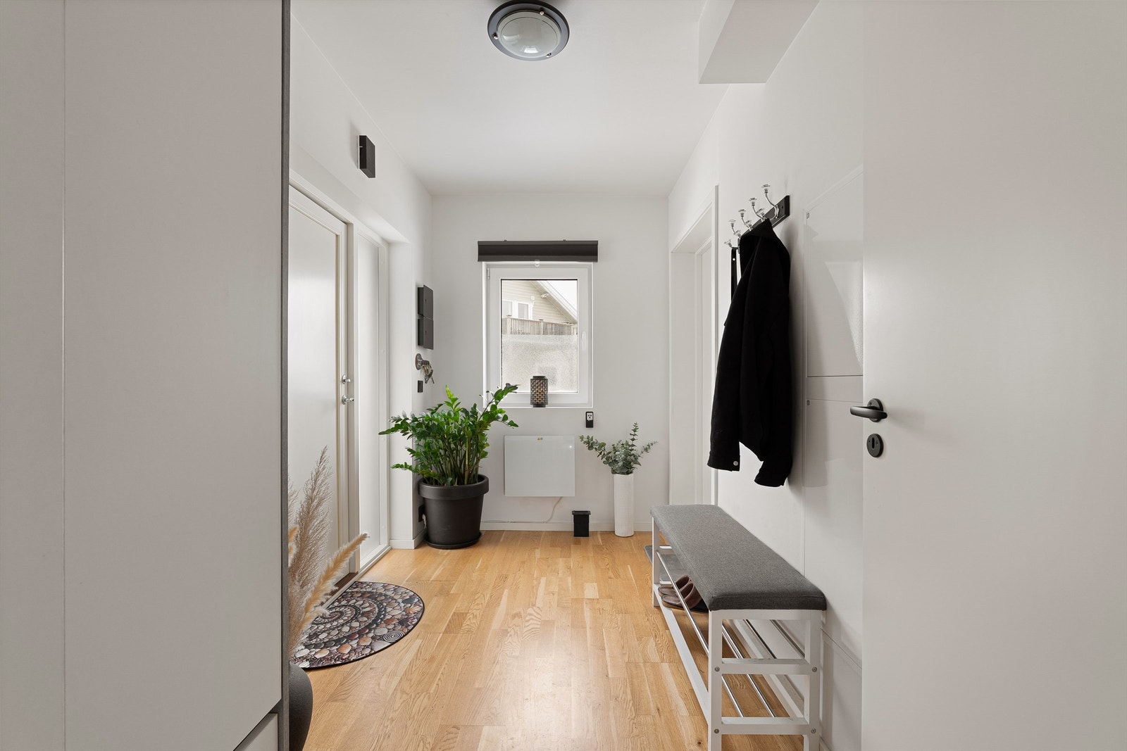 Badet er tilbaketrukket fra romløsningens sosiale sone og tilgjengelig fra entreen. Innerdør gir mulighet til å lukke av mellom entreen og stuen. Galleribilde