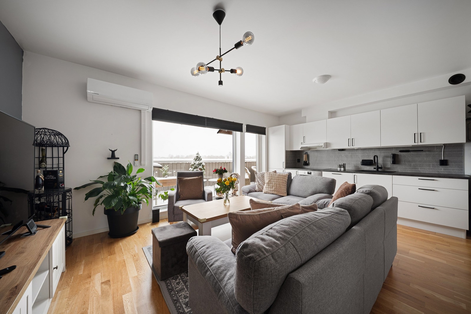 Leiligheten varmes i dag opp med panelovner og varmepumpe (luft-luft). Sameiet har imidlertid sentralanlegg for varmtvann. Rør-opplegg ligger klart for tilkobling av radiatorer. Galleribilde