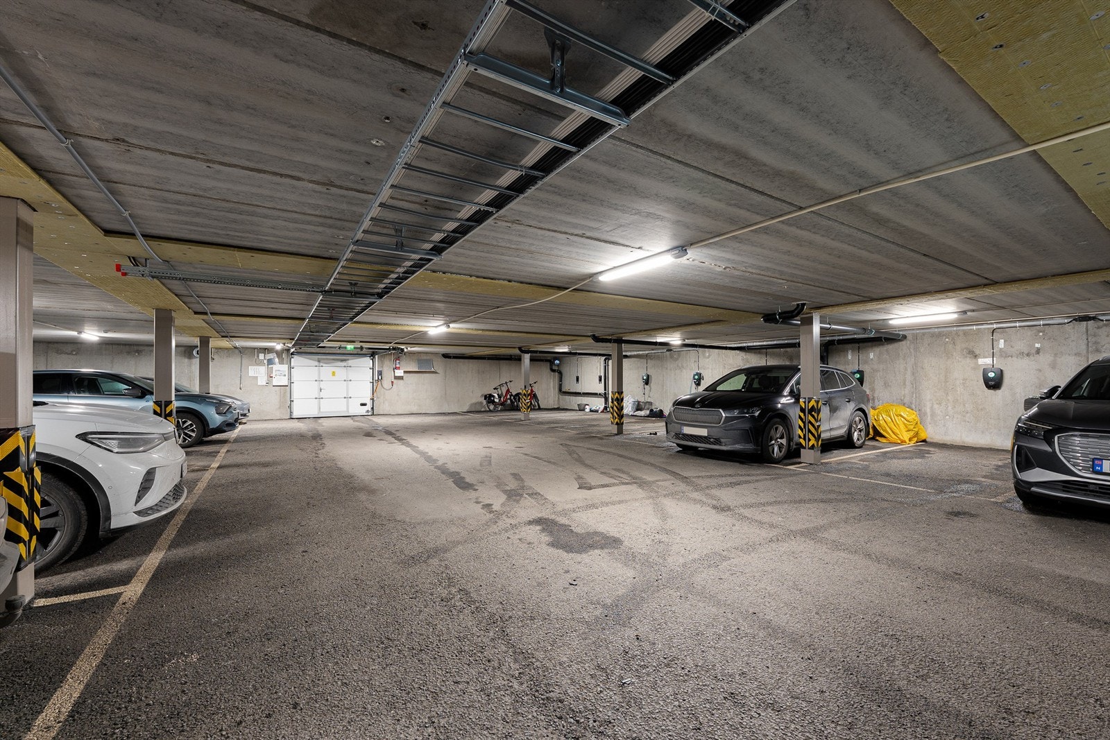 Leiligheten disponerer plass i garasjeanlegget under bygget, med ladeboks tilknyttet tjenesten Charge365. Galleribilde