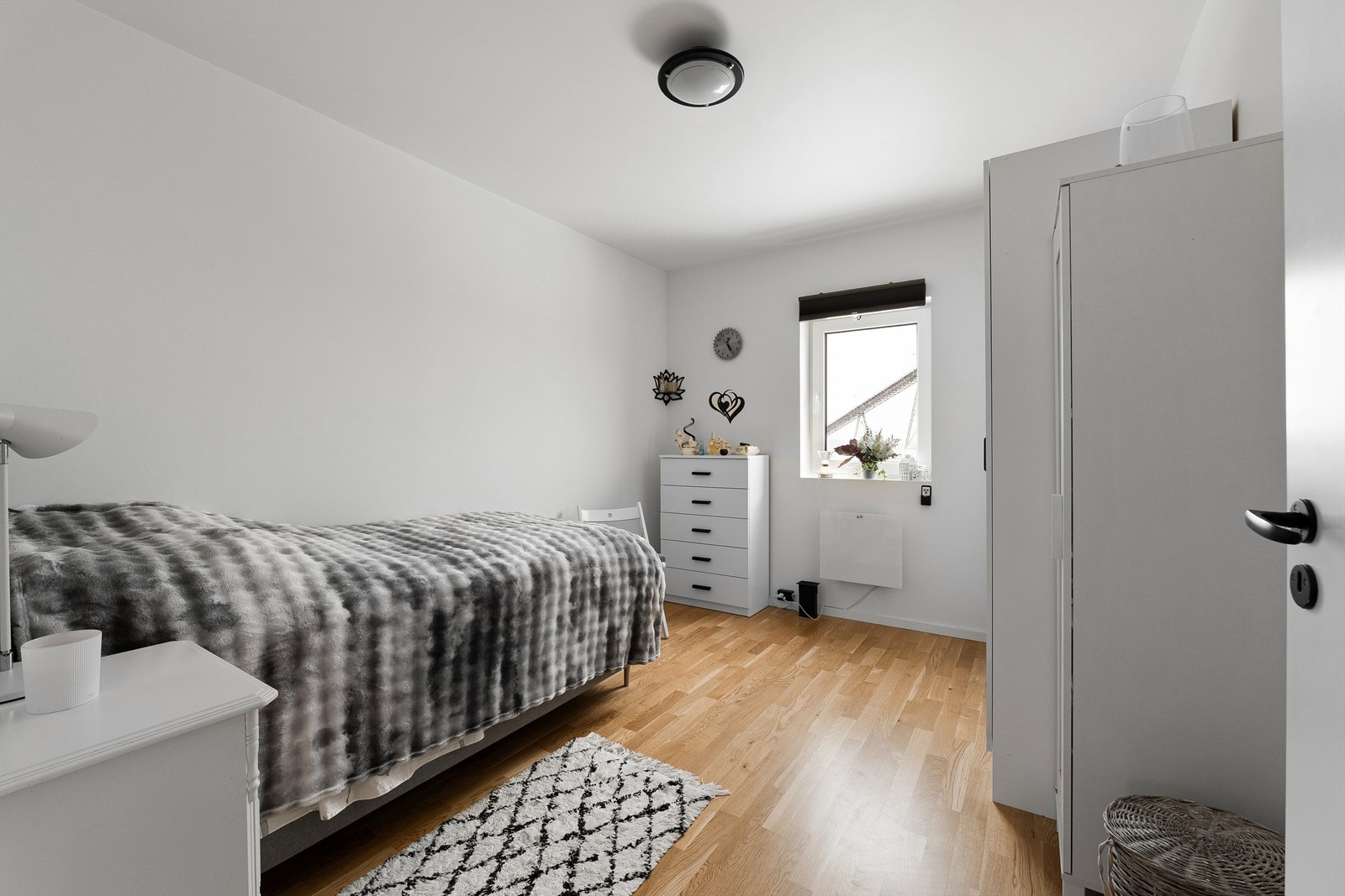 Med tre soverom er leiligheten et reelt alternativ for en liten småbarnsfamilie. Dette er på nesten 12 kvm. og utgjør hovedsoverommet Galleribilde