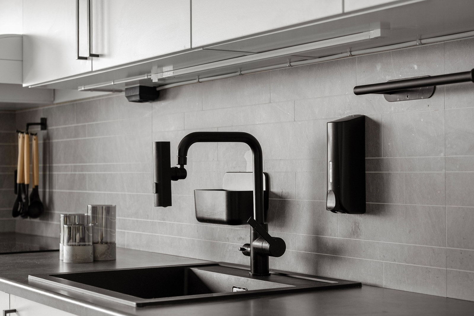 Komfyr og vask side om side er praktisk under matlaging. Komfyrvakt og vannstopp-system er installert. Galleribilde