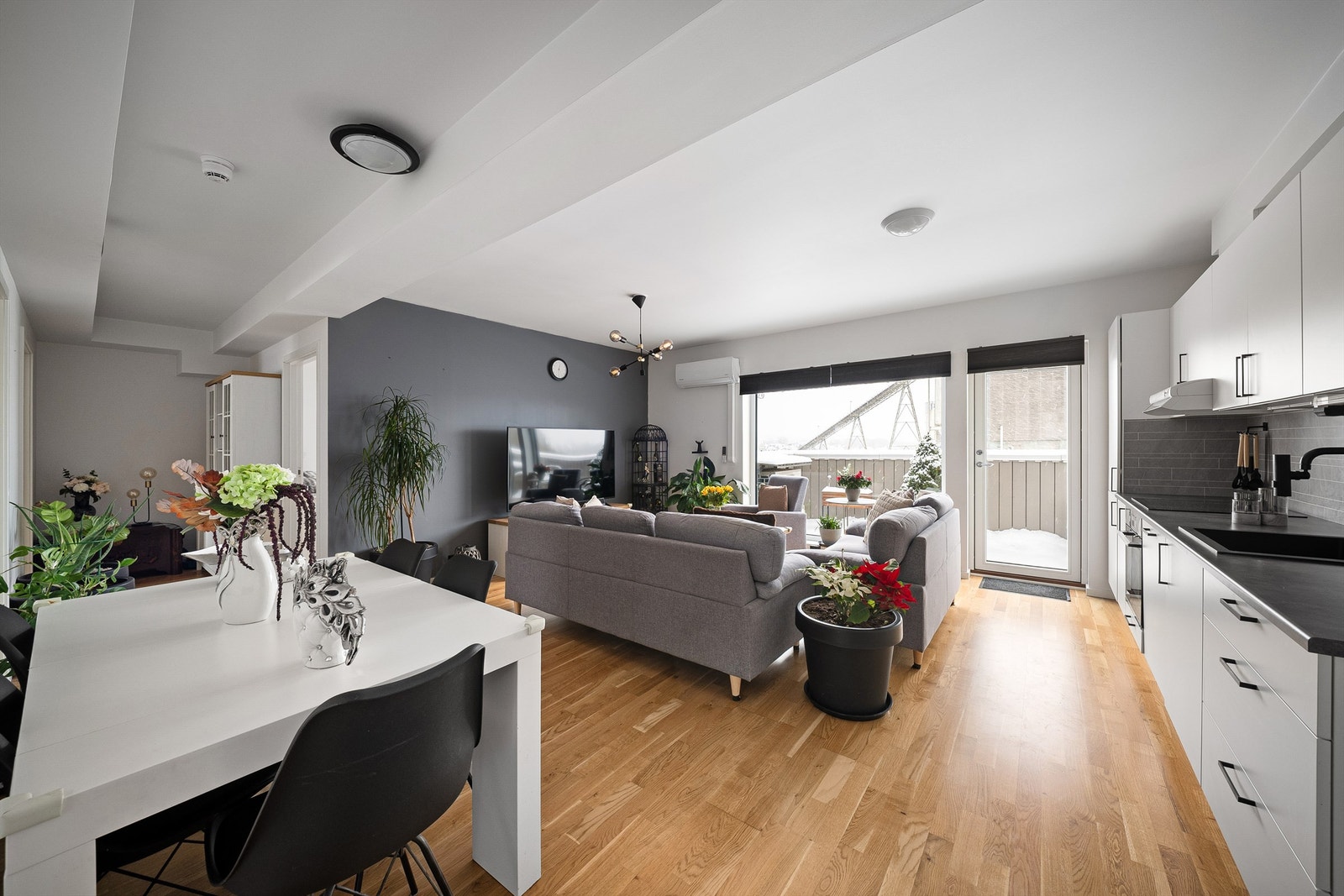 Leiligheten ble oppført i 2021 med god standard for byggeåret, inkludert parkett i alle rom utenom badet. Galleribilde