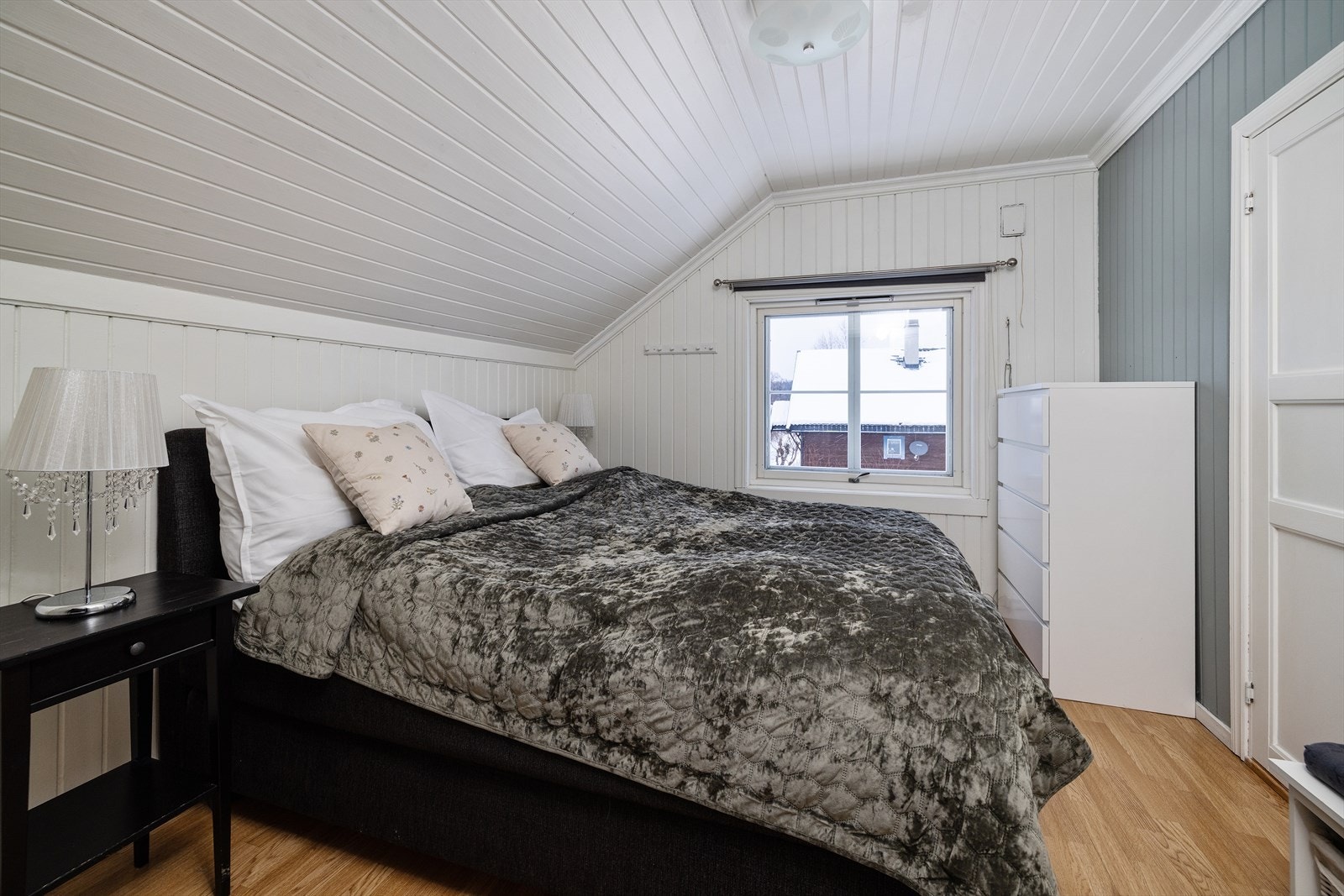 Hovedsoverommet, god størrelse med ett kontor innenfor. Galleribilde