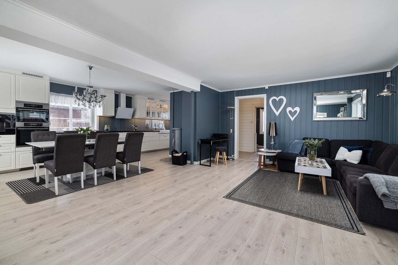 Den åpne løsningen mellom stue og kjøkken skaper et sosialt og luftig allrom. Galleribilde