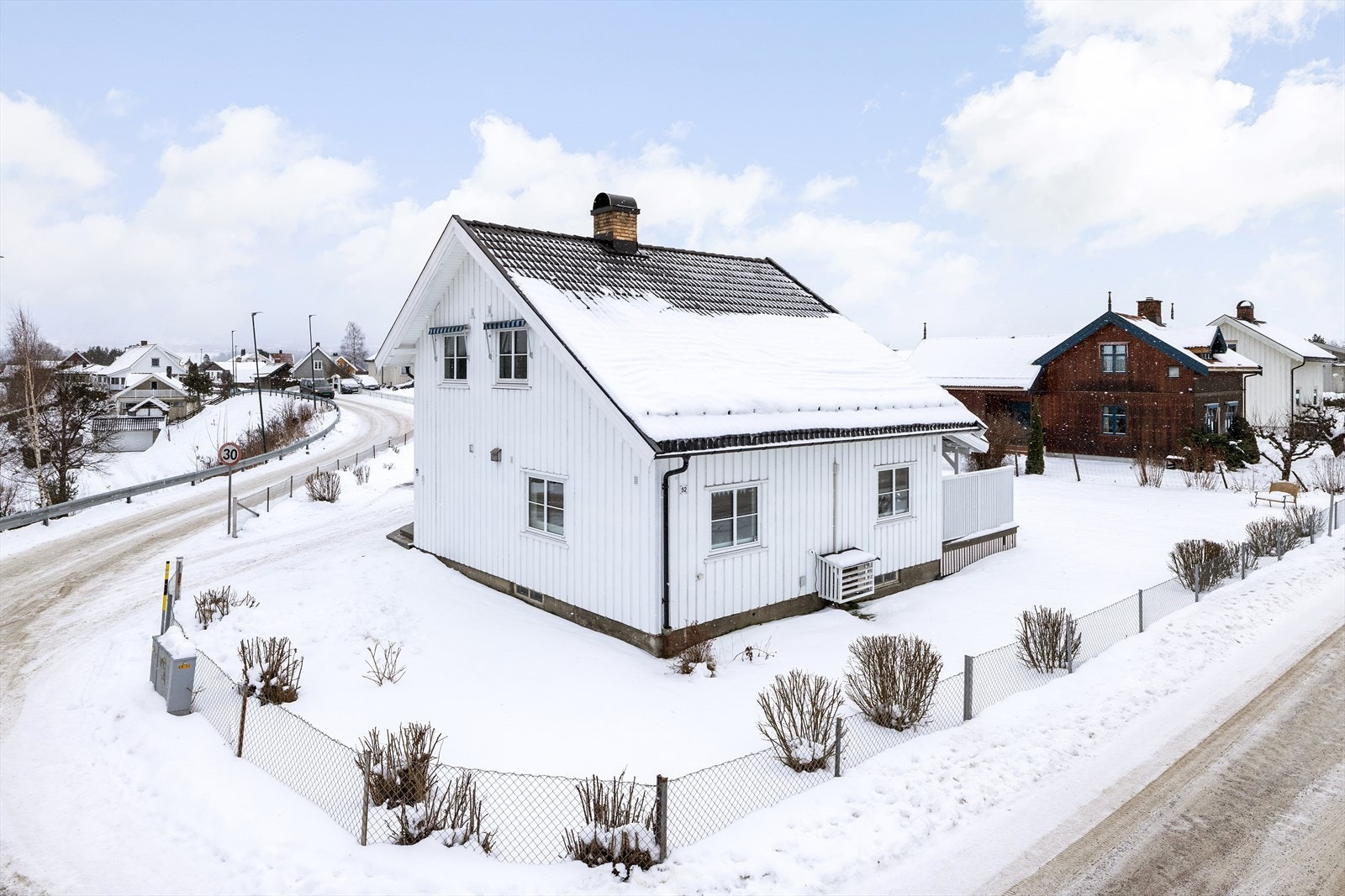 Eiendommen ligger sentralt til nordvest for Hønefoss sentrum, med kort vei til servicetilbud. Galleribilde