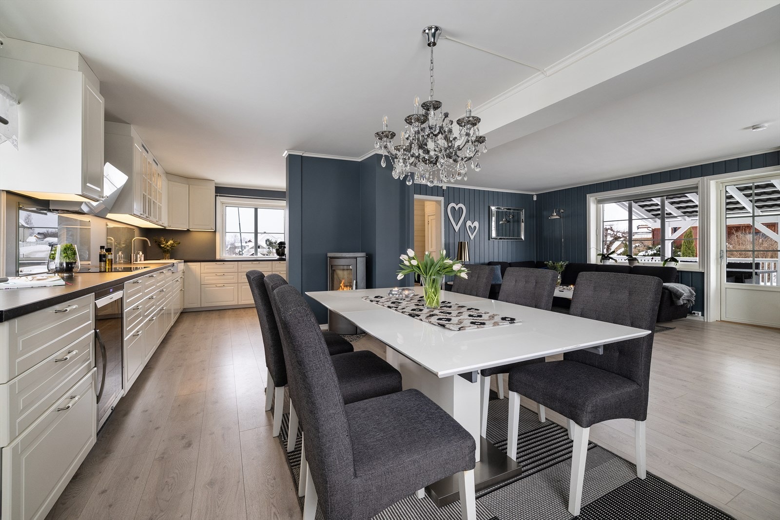 Spiseplassen er et naturlig samlingspunkt mellom kjøkkenet og stuen. Galleribilde