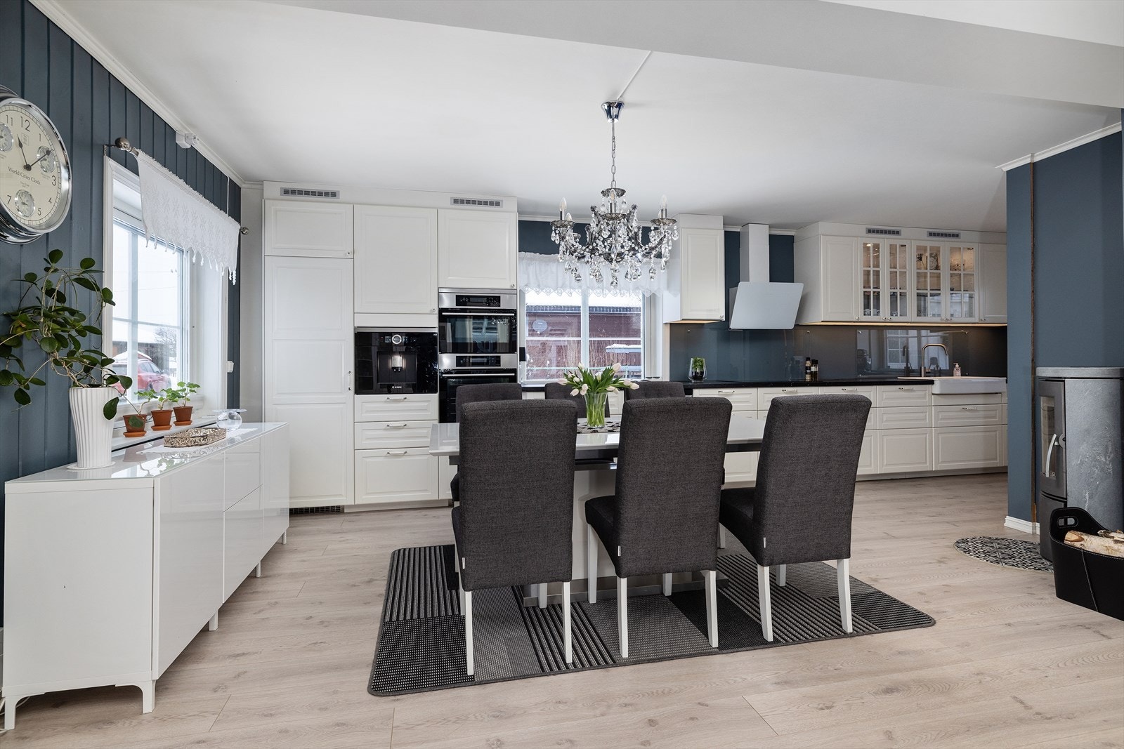 Kjøkkeninnredningen fra 2018 har profilerte fronter og en slitesterk laminatbenkeplate. Galleribilde