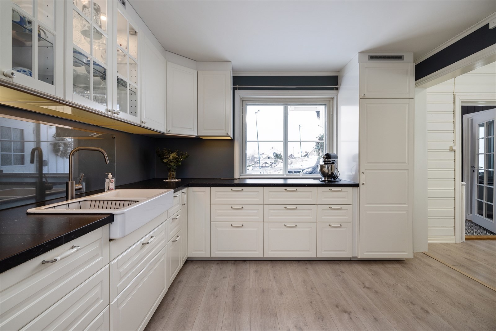 Glassplater over deler av benkeplaten beskytter veggen og forenkler renholdet. Galleribilde