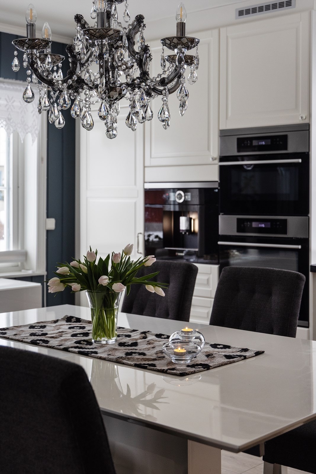 Moderne kjøkken med integrerte hvitevarer som stekeovn, komfyrovn og kaffemaskin. Galleribilde