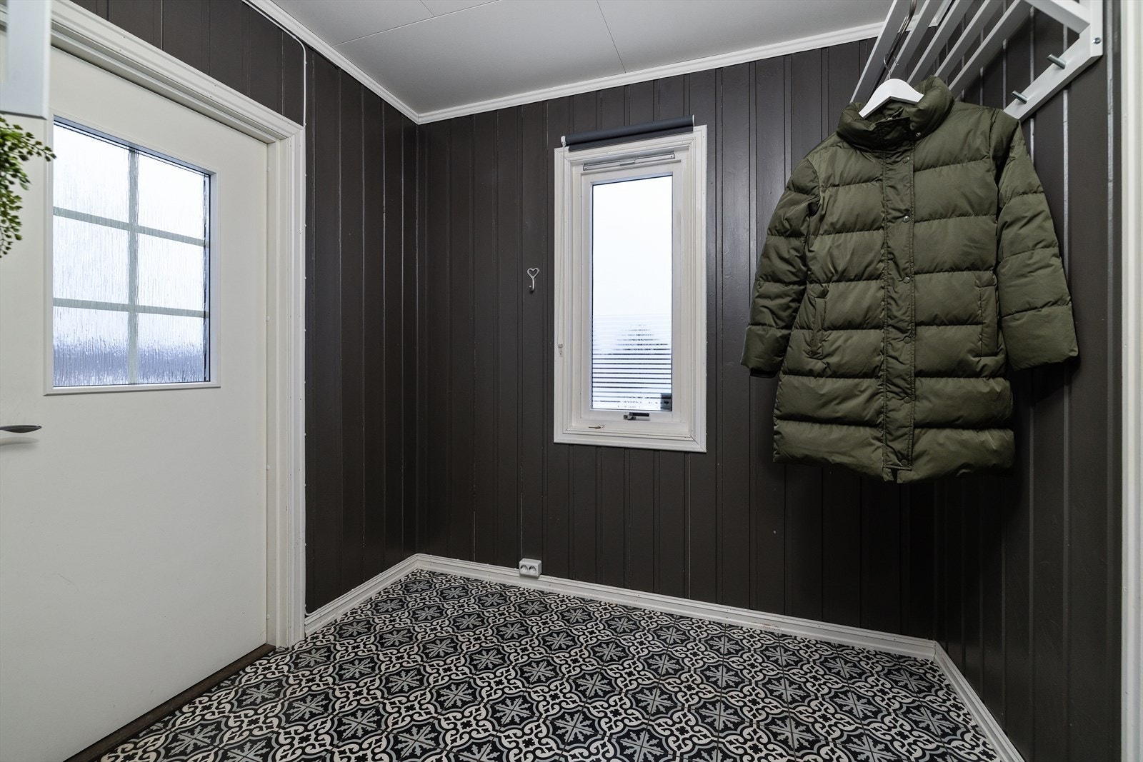 Fra entreen er det tilgang til boligens øvrige rom, samt badet i første etasje. Galleribilde