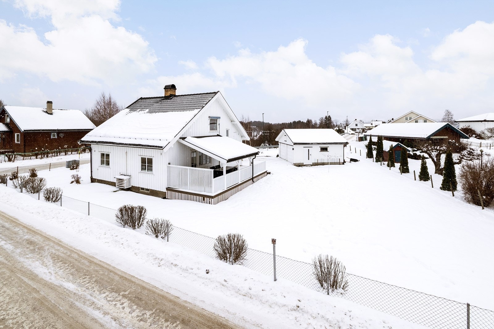 Eiendommen har en flat og lettstelt tomt som er pent opparbeidet med plen. Galleribilde