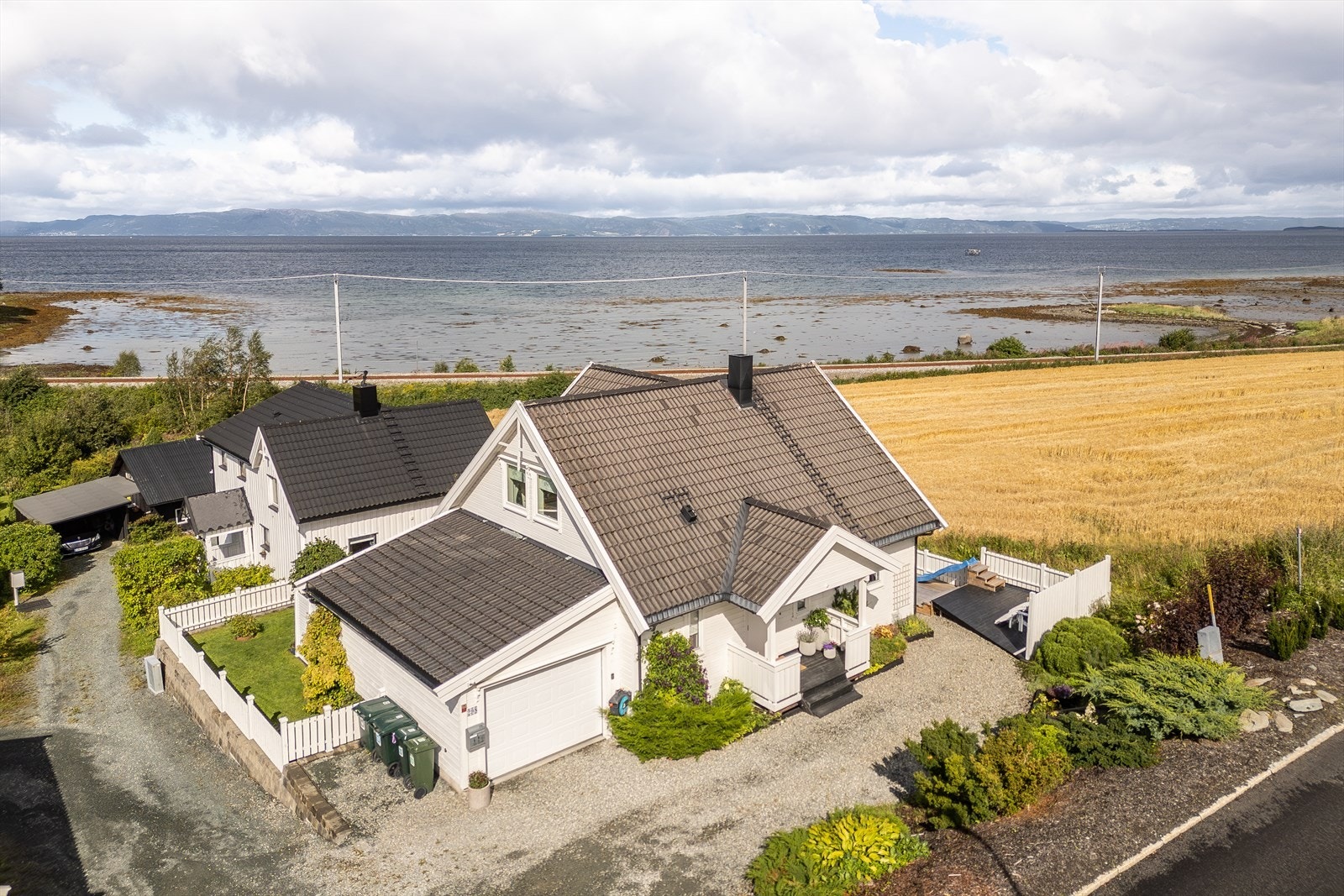 Her får du en idyllisk beliggenhet like ved sjøen. Galleribilde
