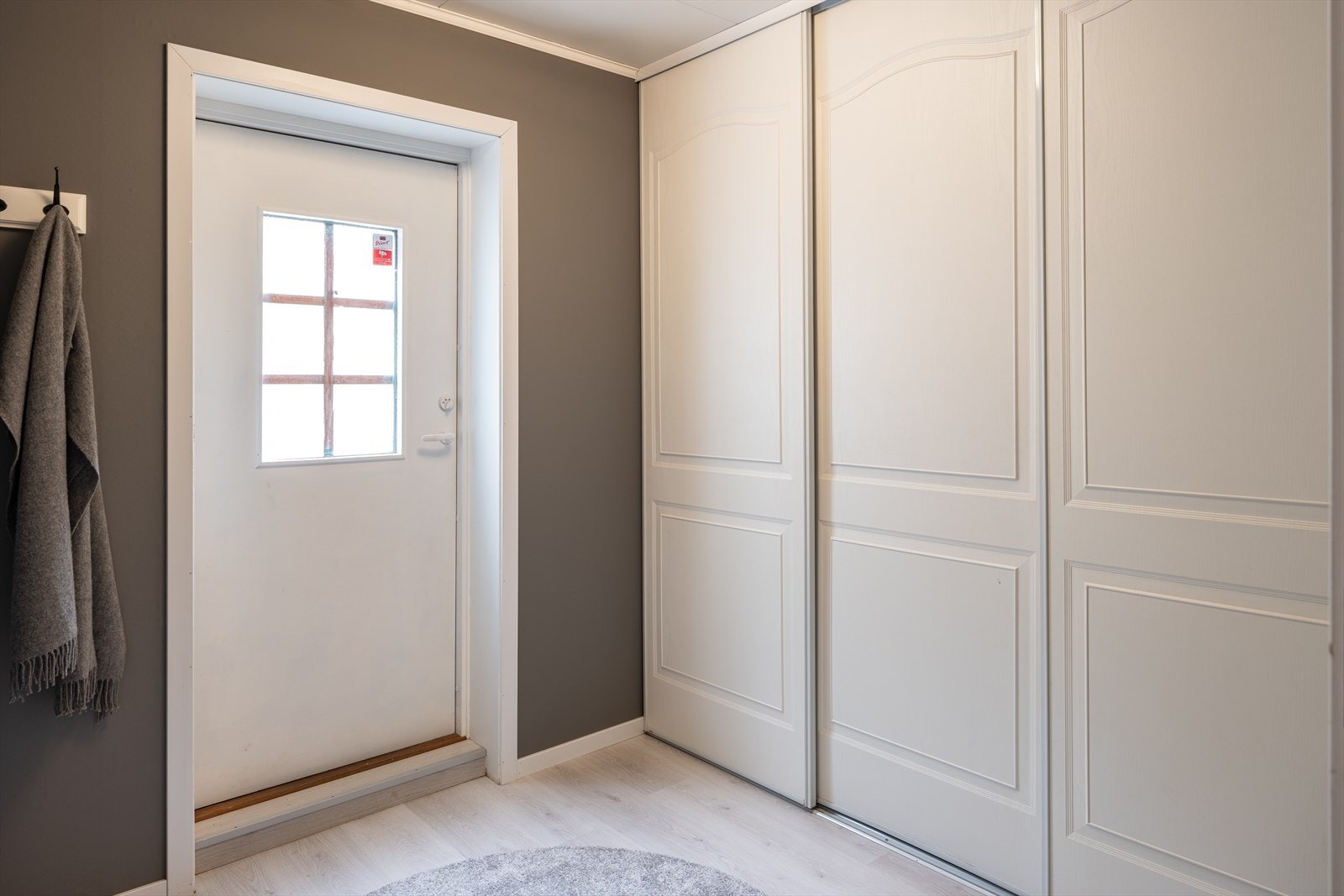 Boligens entré er på romslige 12,5m² med en skyvedørsgarderobe av god størrelse. Galleribilde