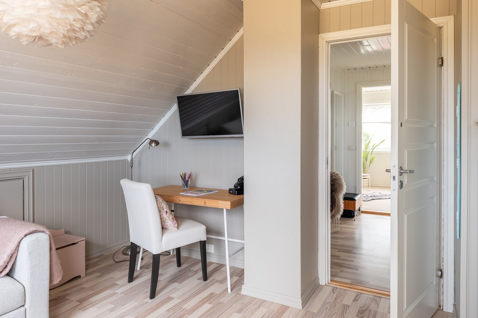 Rommets gode størrelse gir gode muligheter til å anvendes til både soverom, kontor eller en loftstue. Galleribilde