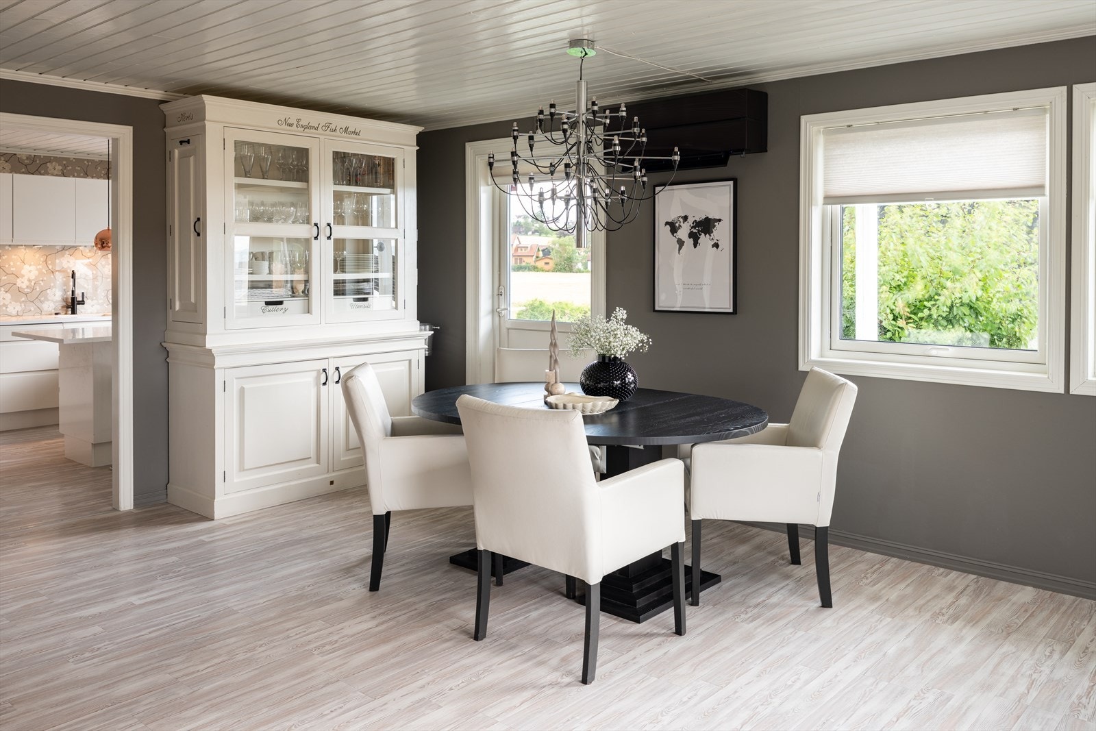 Fra stuerommet er det direkte utgang til solrike uteområder. Galleribilde