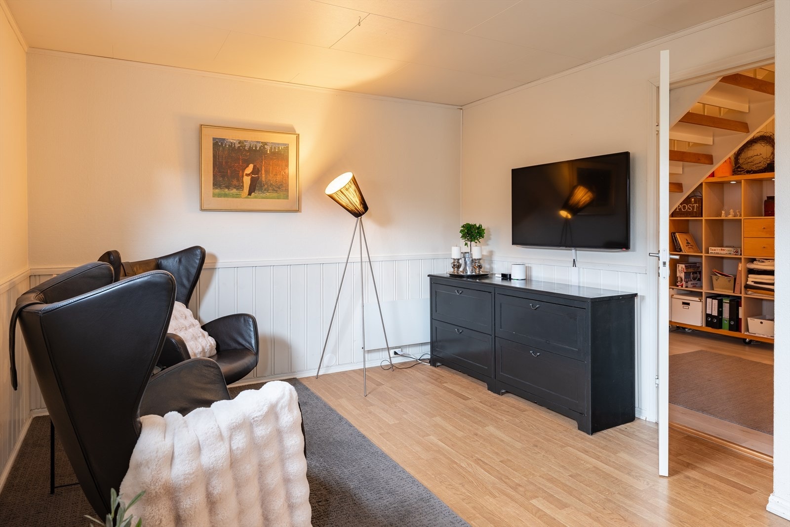 Kjellerdelen har enkel adkomst fra hovedetasjen. Galleribilde