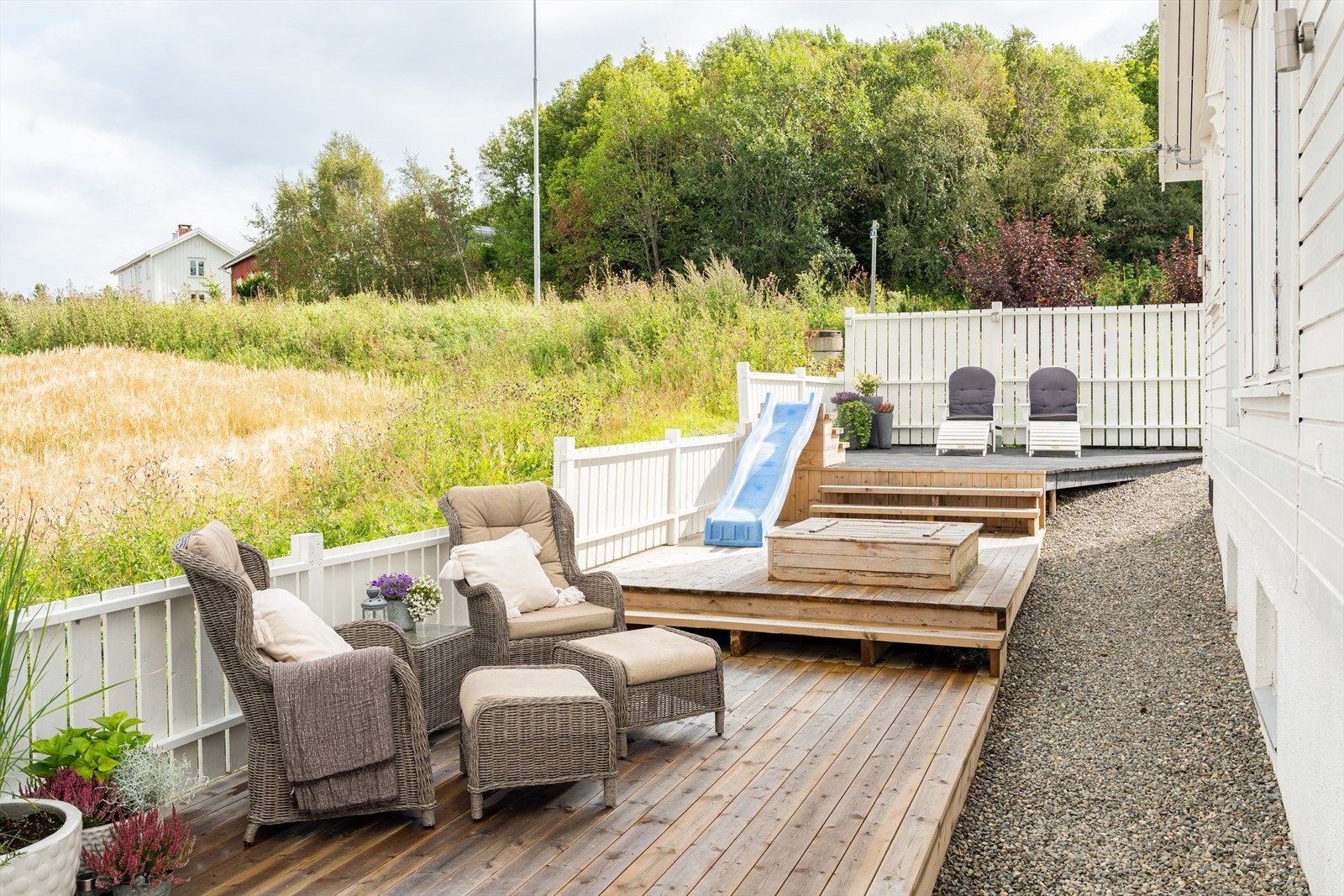 Med uteområder rundt store deler av boligen er man sikret å ha solen hele dagen på sommertid. Galleribilde