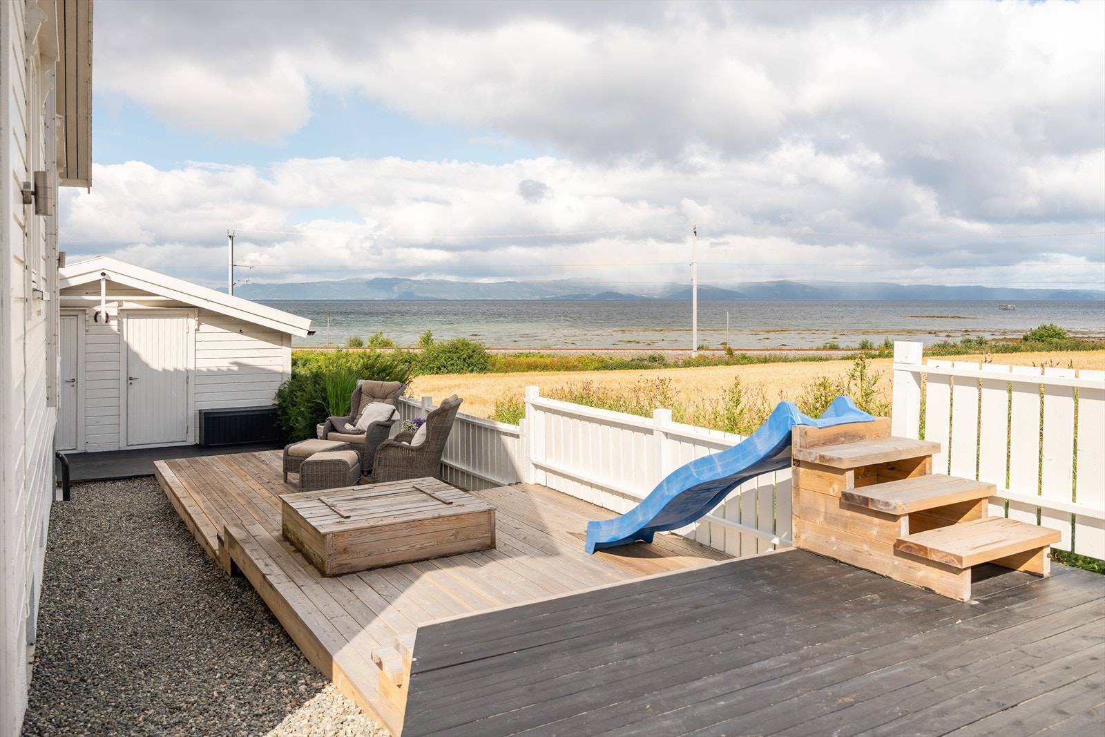 Selger ønsker å trekke frem beliggenheten, sjøutsikten, solforholdene og det rolige området som noen av kvalitetene som har sørget for god trivsel. Galleribilde