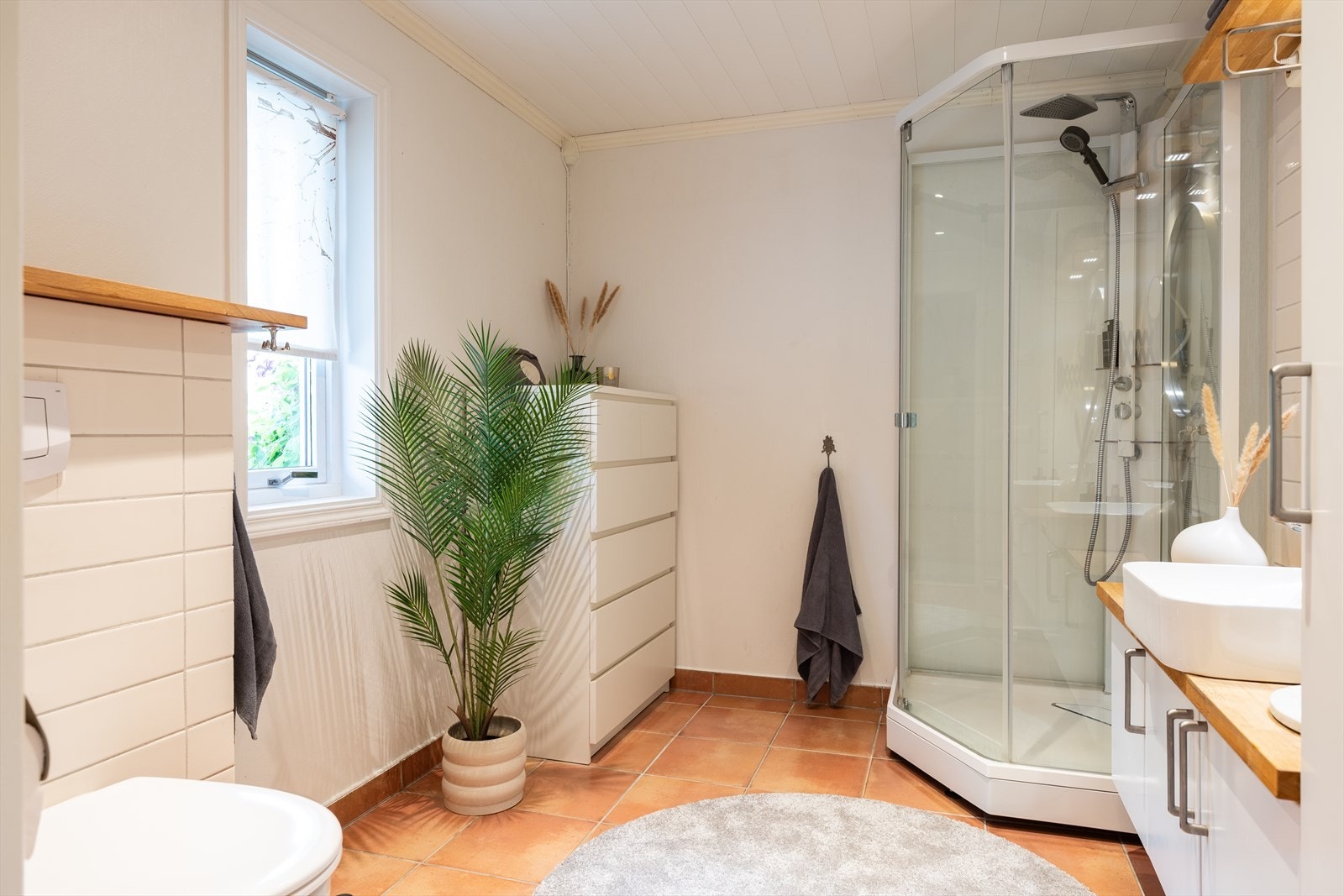 I hovedetasjen finner man et romslig baderom på 7m². Galleribilde