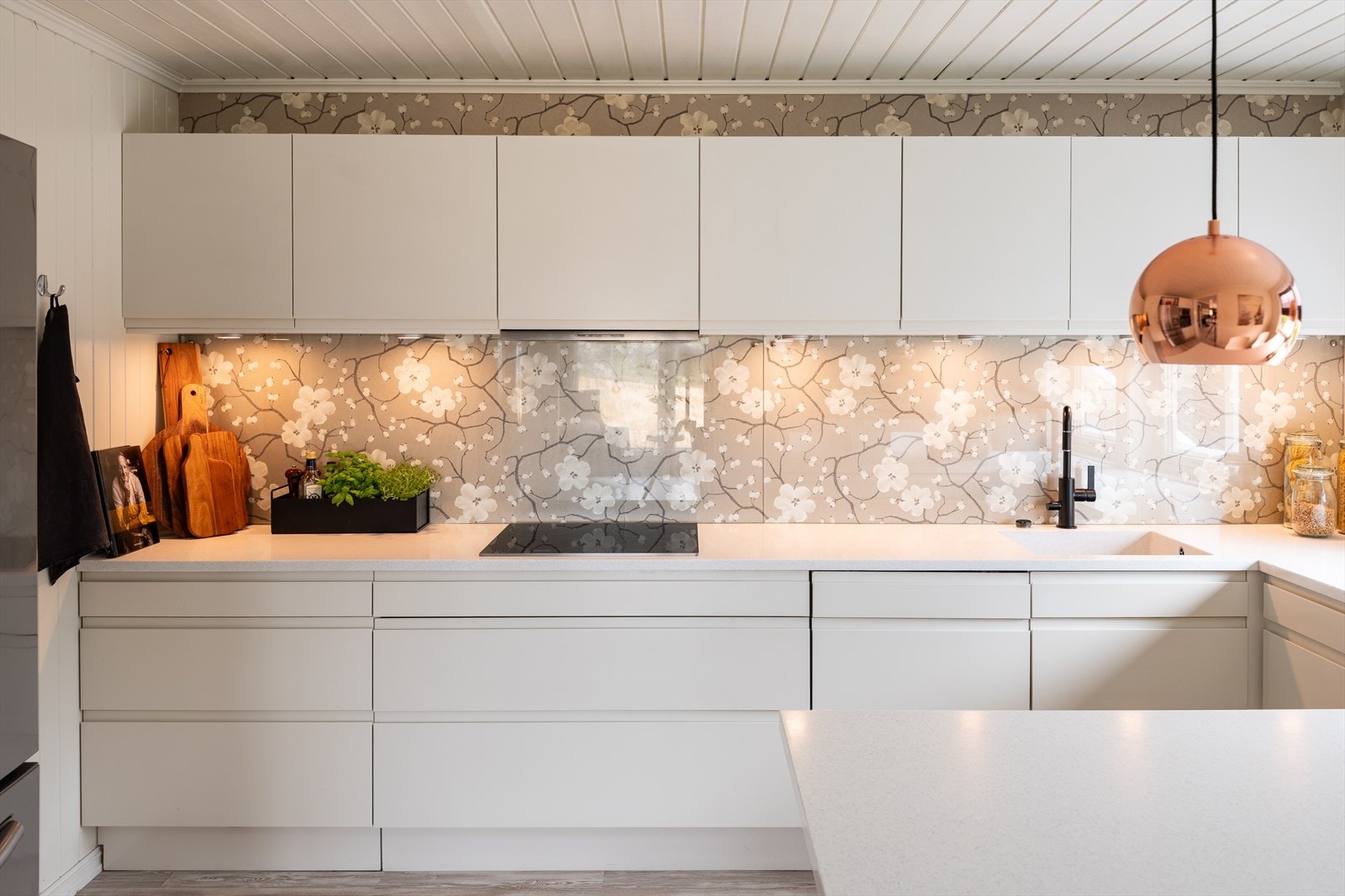 Her får du rikelig med skap- og benkeplass. Galleribilde