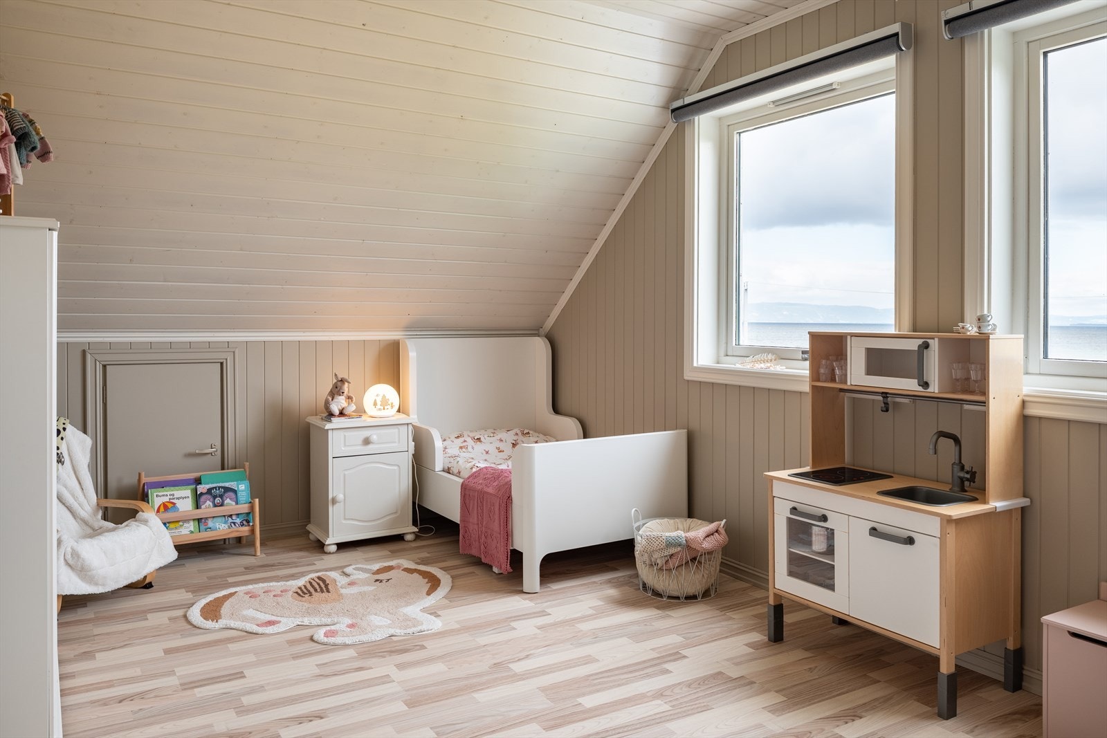 Det er kneloft i vegger som sørger for ekstra oppbevaring. På loftet har man også en bod. Galleribilde