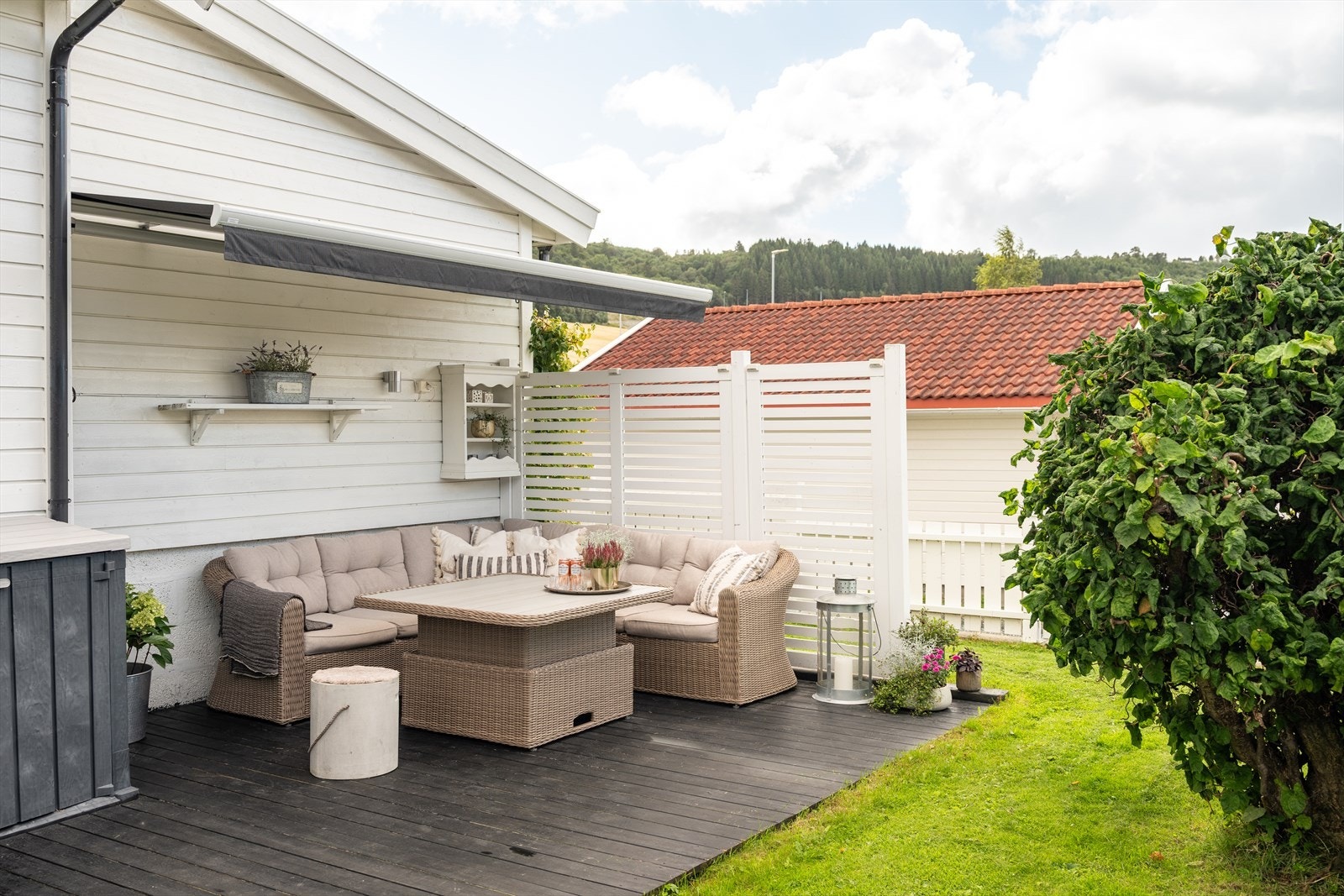 Eiendommen ligger fint til i et lite boligfelt med kun 3 hus. Her har selgerne trivdes godt siden de flyttet inn i 1997. Galleribilde