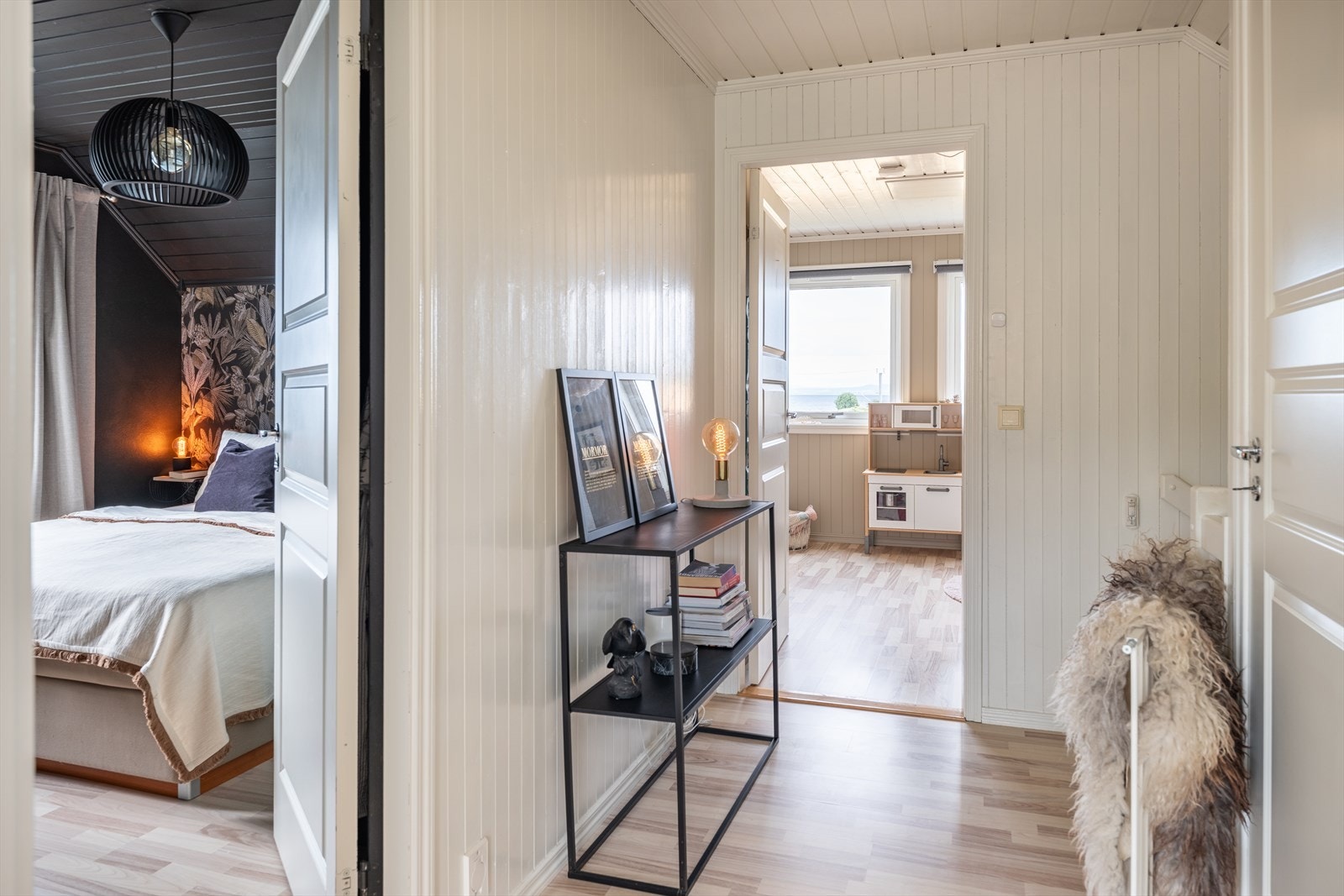 Velkommen opp i 2. etasje. Her ligger samtlige rom tilknyttet gangen. Galleribilde