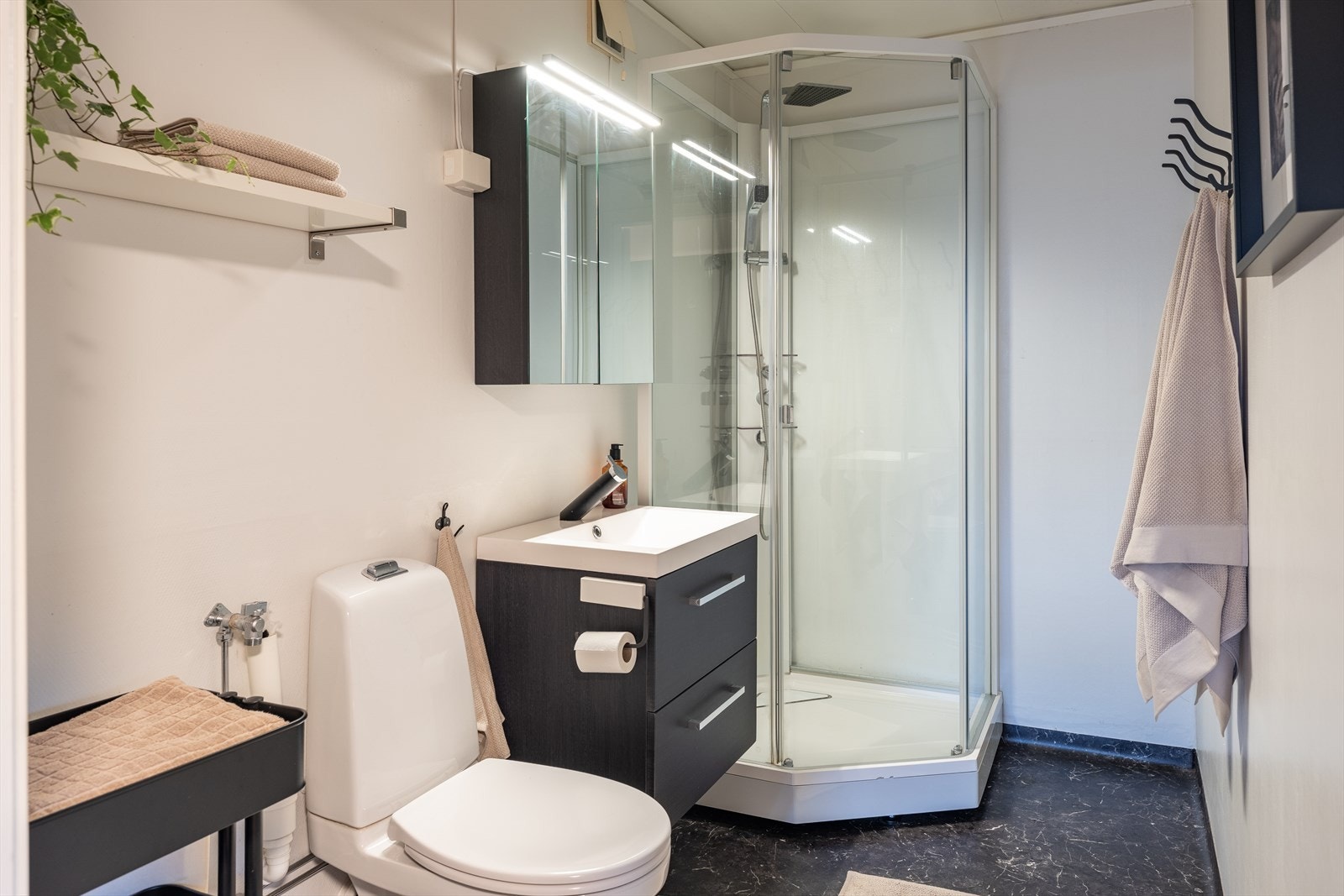 Bad i kjelleren på 4m². Galleribilde