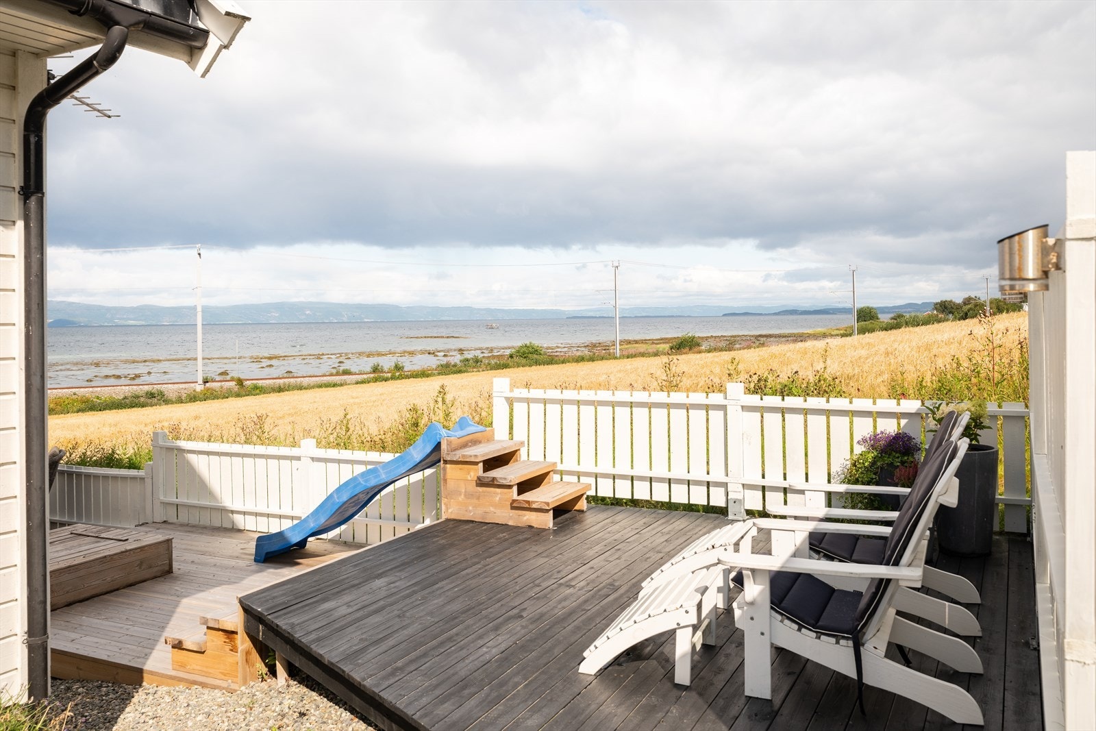 Også på andre siden av huset er eiendommen opparbeidet med romslige plattinger. Galleribilde