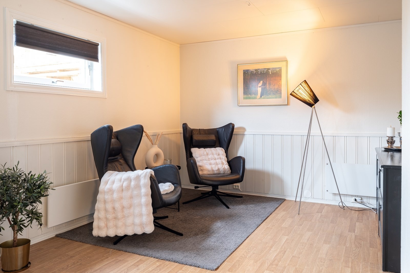 I kjelleren finner man en åpen stue- og kjøkkenløsning, entré, soverom, bad, gang og 2 boder. Galleribilde