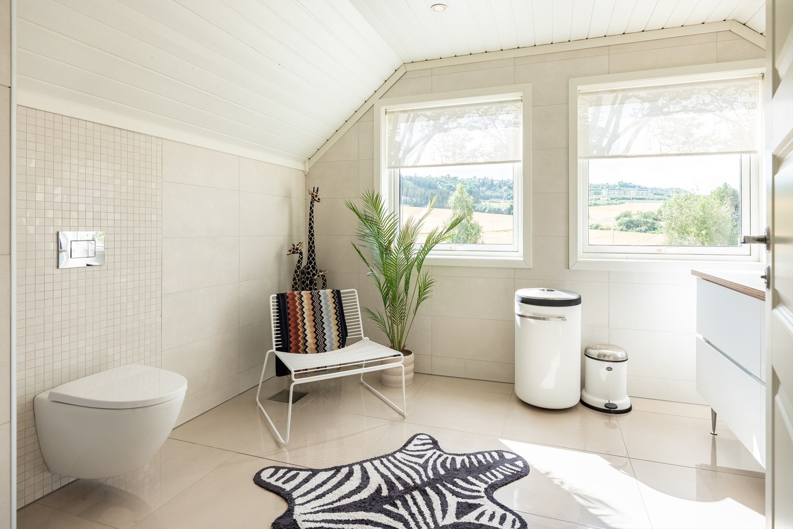 Badet i andre etasje er pusset opp i nyere tid med moderne og delikate farge- og materialvalg. Det ble i 2020 satt inn ny varmtvannsbereder på 190 liter. Galleribilde