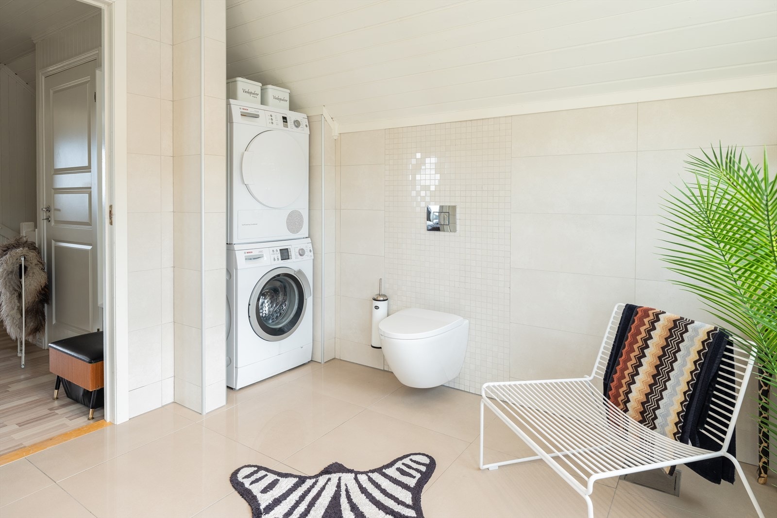 Her får du moderne fasiliteter som varme i gulv, opplegg for vaskemaskin og vegghengt toalett. Galleribilde