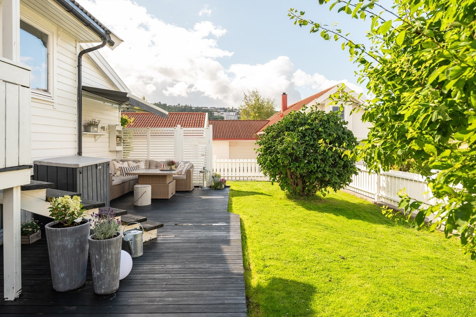 Eiendommen har en svært godt utnyttet tomt på 479m². På fremsiden av huset har man en platting av god størrelse, hvor man kan nyte lange sommerdager. Det er etablert markise som medfølger handelen. Galleribilde