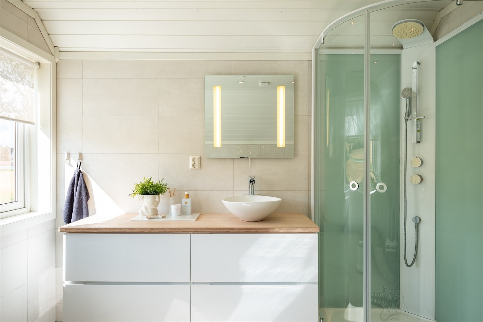 Romslig baderomsinnredning som gir god plass til oppbevaring. Galleribilde