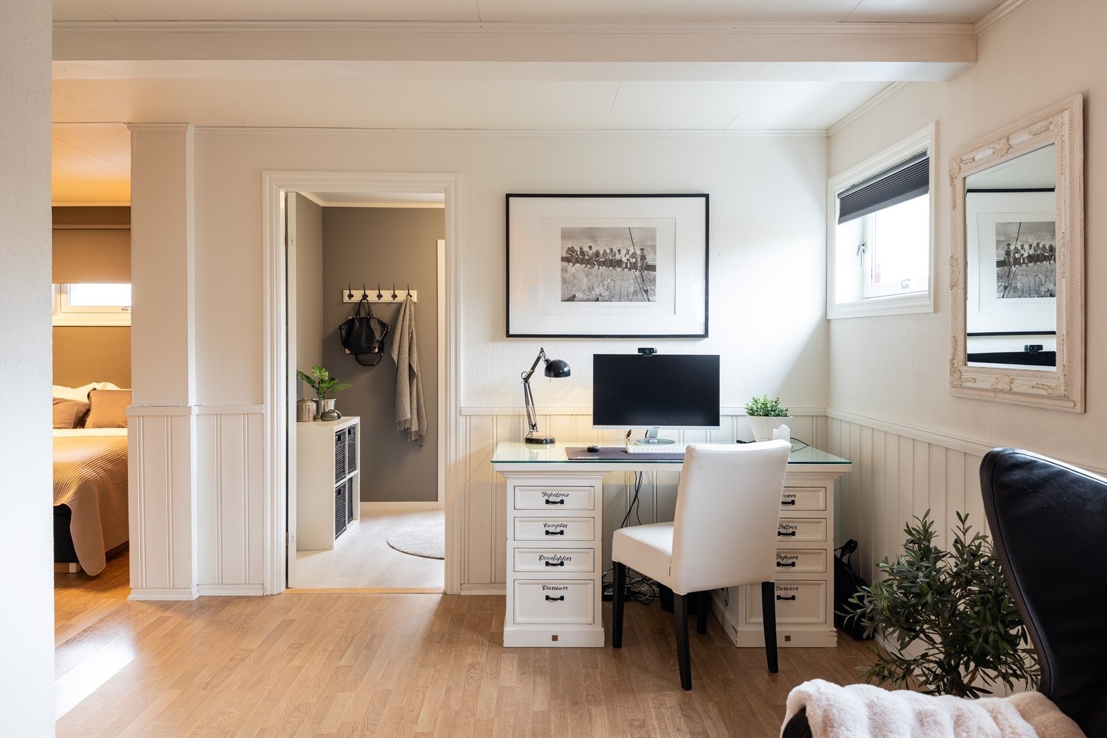 Det er også en egen inngang til kjelleren, med en romslig entré på 7m². Galleribilde