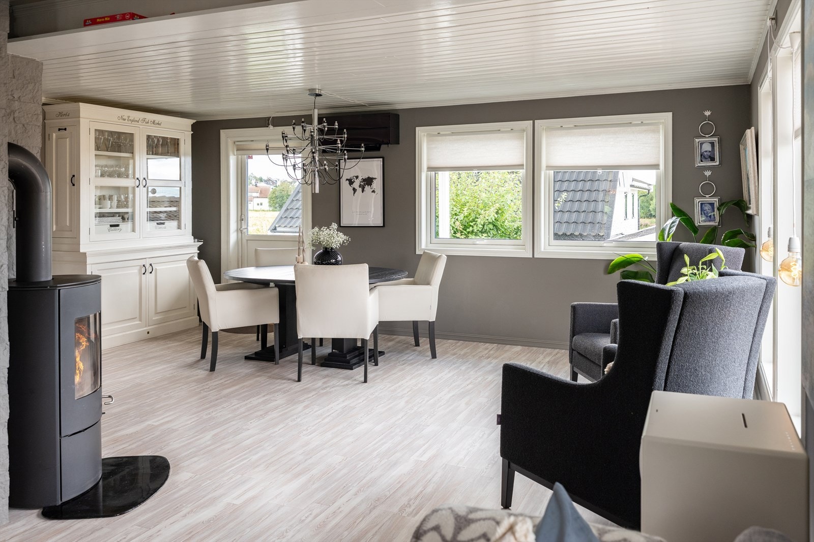 Boligen varmes opp gjennom både peis og varmepumpe. Galleribilde