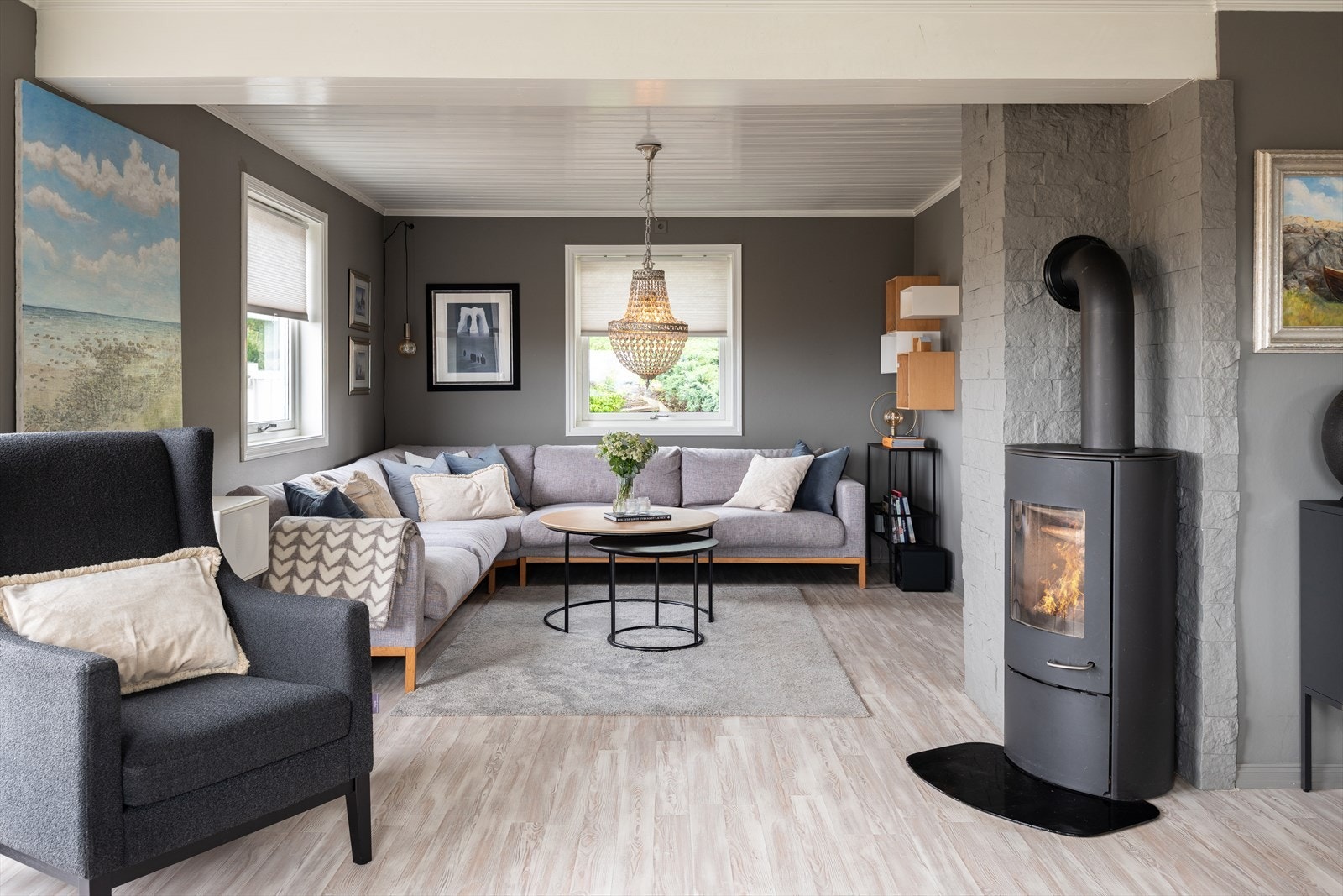 Selve stuerommet er på ca. 37m². I byggetegningene er innhuket i stuen godkjent som et eget soverom, så her kan man etablere det om ønskelig. Galleribilde