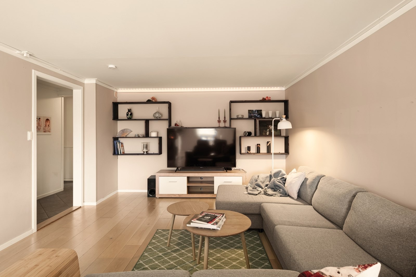 - I stuen har man god plass til ønskelig innredning - Galleribilde