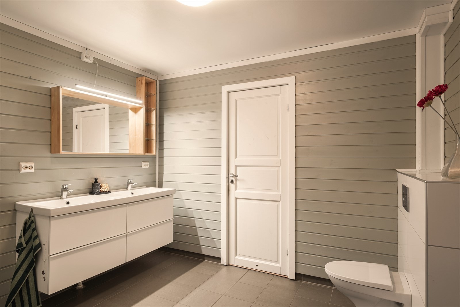 - Varmekabler i gulv gir en jevn og behagelig varme i rommet - Galleribilde