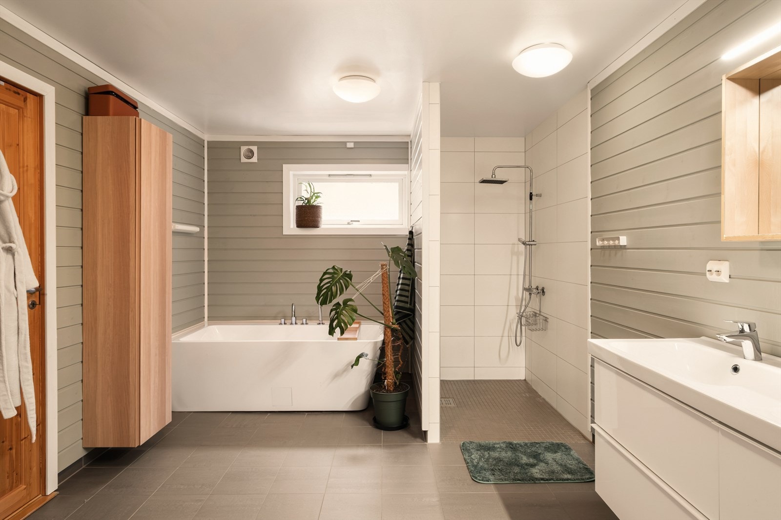 - Det største badet måler 12,8m² og holder god standard - Galleribilde