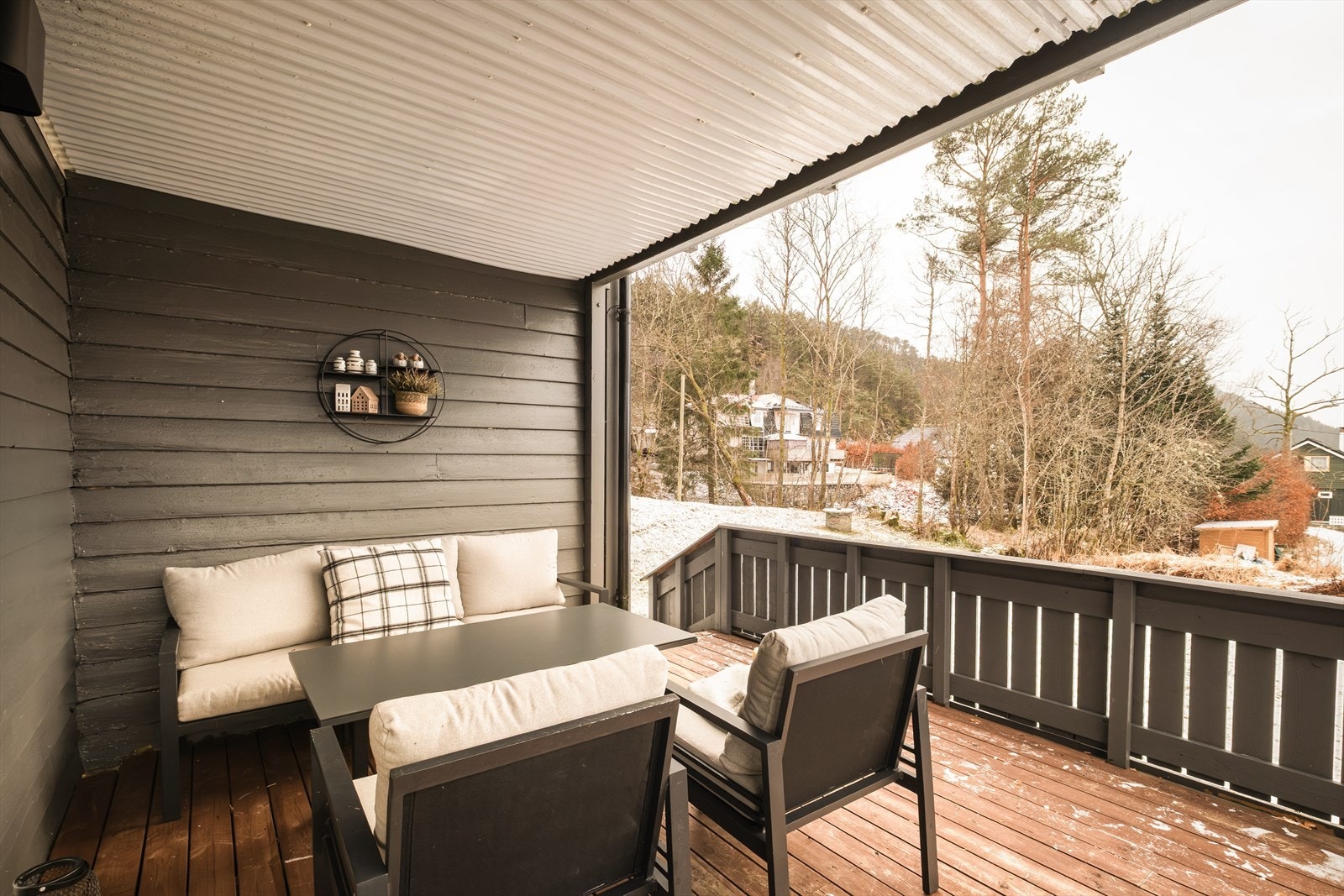 - Fra stuen er det direkte adkomst til en herlig, sørvestvendt terrasse - Galleribilde