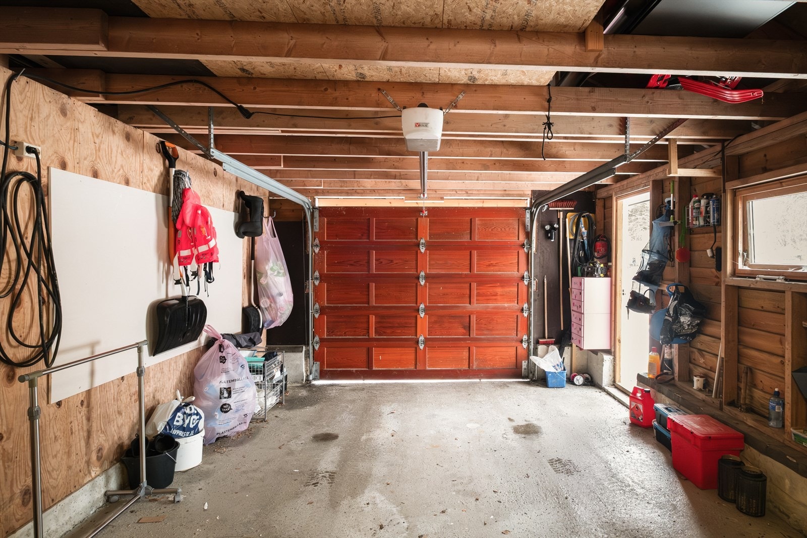 - Den tilhørende garasjedelen gir god plass til lagring langs vegger og over bjelker - Galleribilde